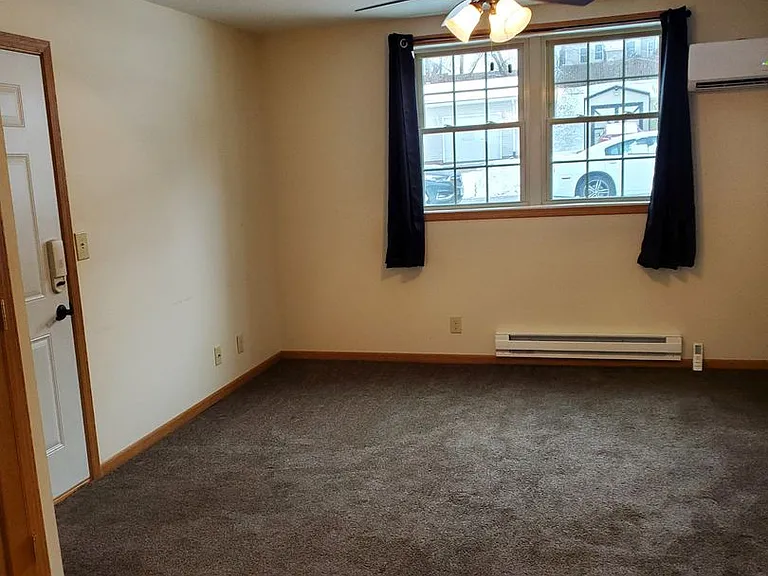 807-809 May Ct — Photo 3