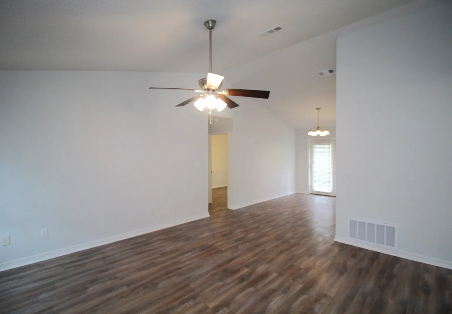 3 bed, 2.0 bath, 1430 sqft, $1,700 — Photo 4