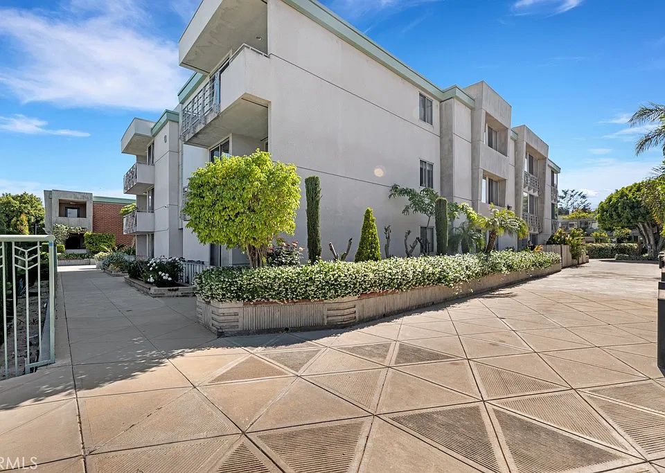 5301 Balboa Blvd