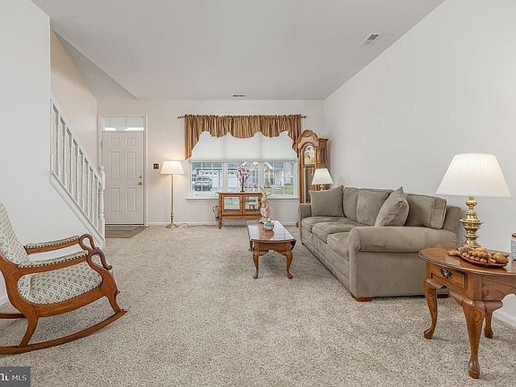 3rd image of 39 Meadowview Dr