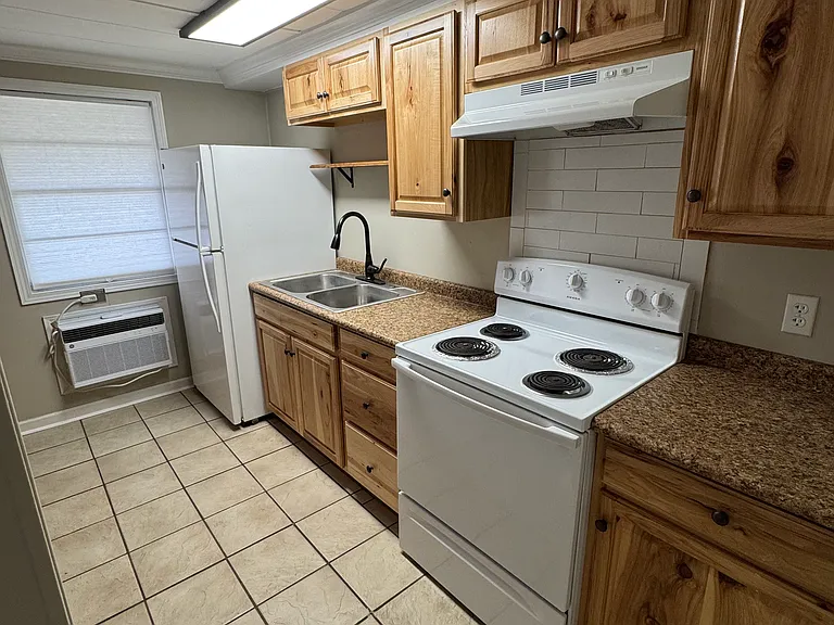 700 Hudson Ave #7 — Photo 5