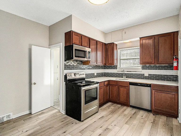 1703 S Park St — Photo 17