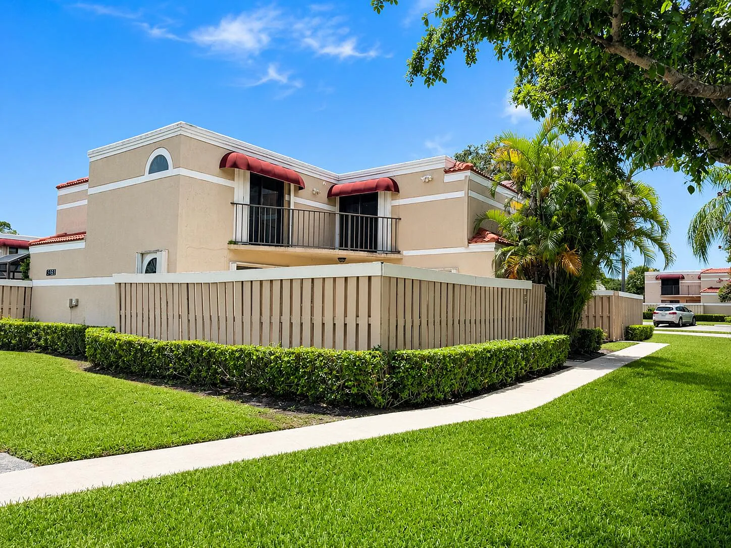 3 bed, 3.0 bath, 1326 sqft, $2,400 — Photo 2