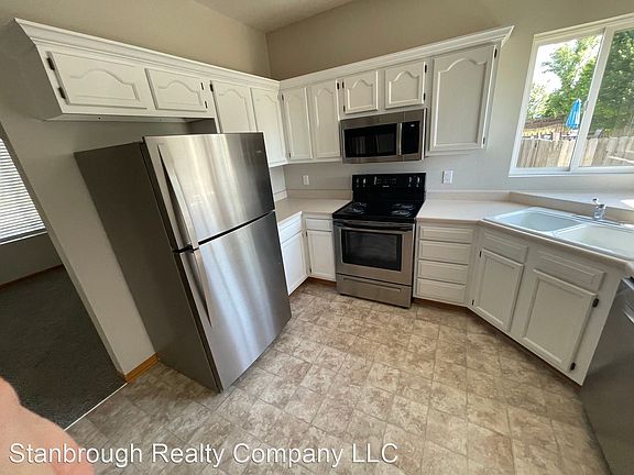 5th image of 580 SE Westgate Dr