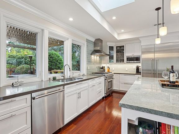 4th image of 1057 La Grande Avenue