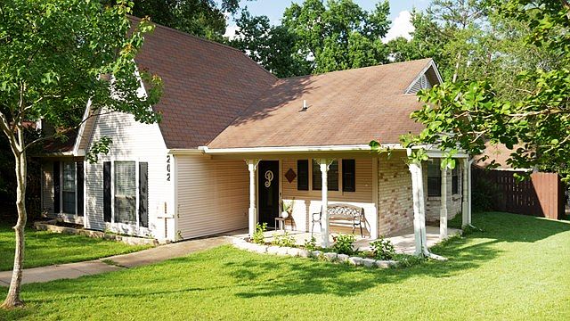 1st image of 202 Hickory Hill Dr
