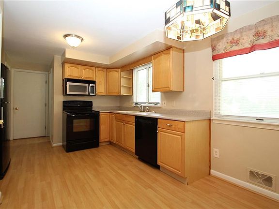 2nd image of 1428 Chigwell Ln N