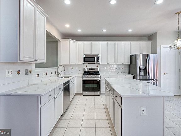 5th image of 8826 Royal Doulton Ln