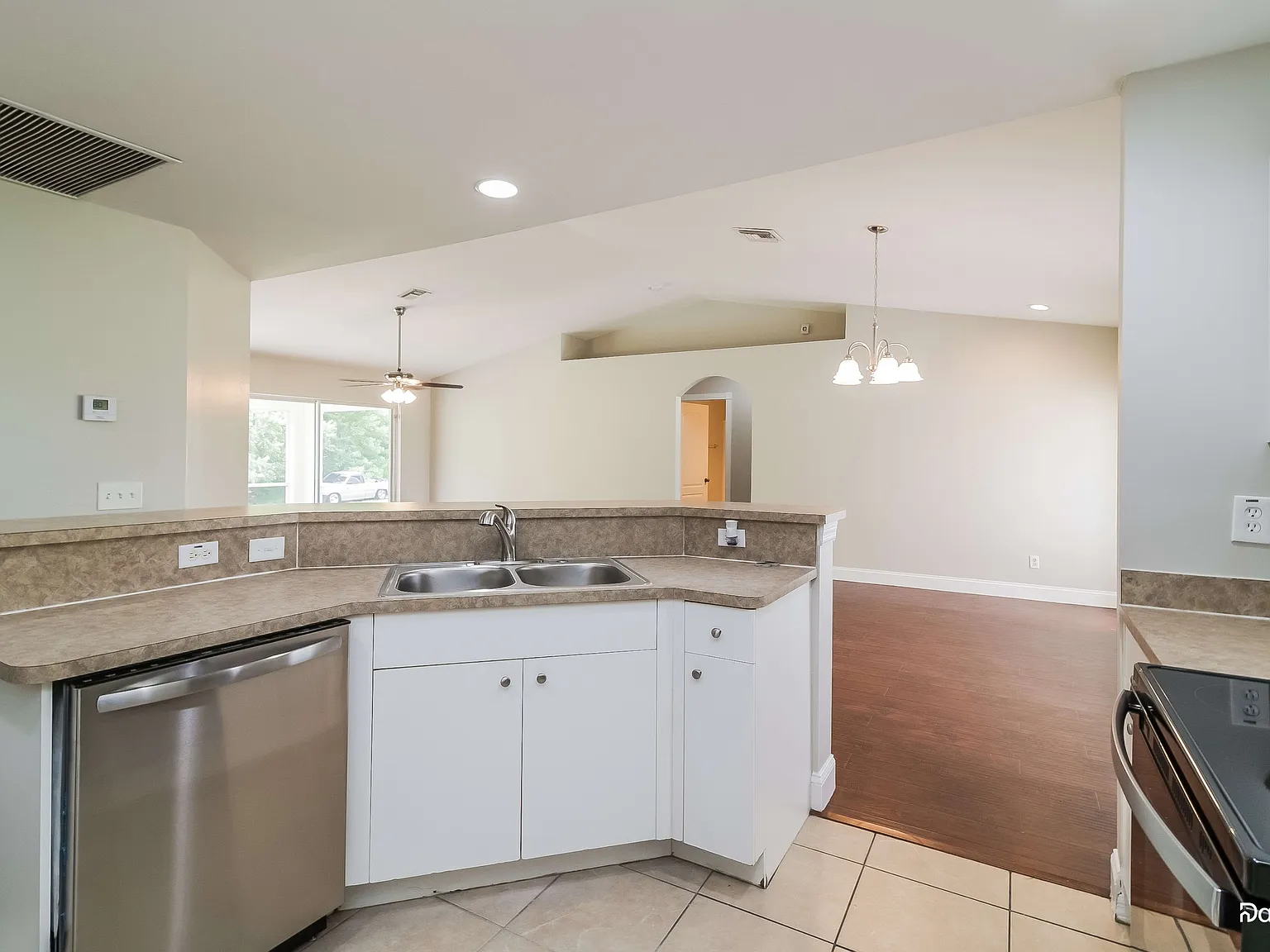 3 bed, 2.0 bath, 1401 sqft, $2,345 — Photo 3