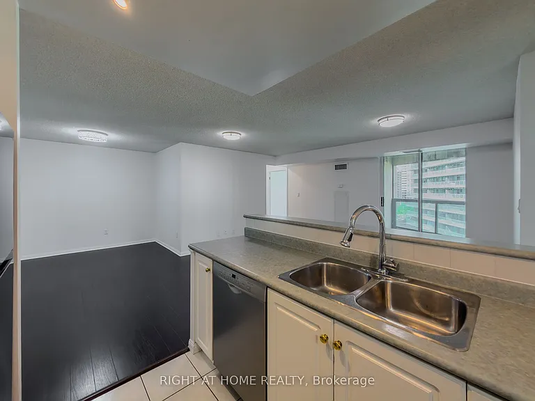 23 Lorraine Dr #1101 — Photo 7
