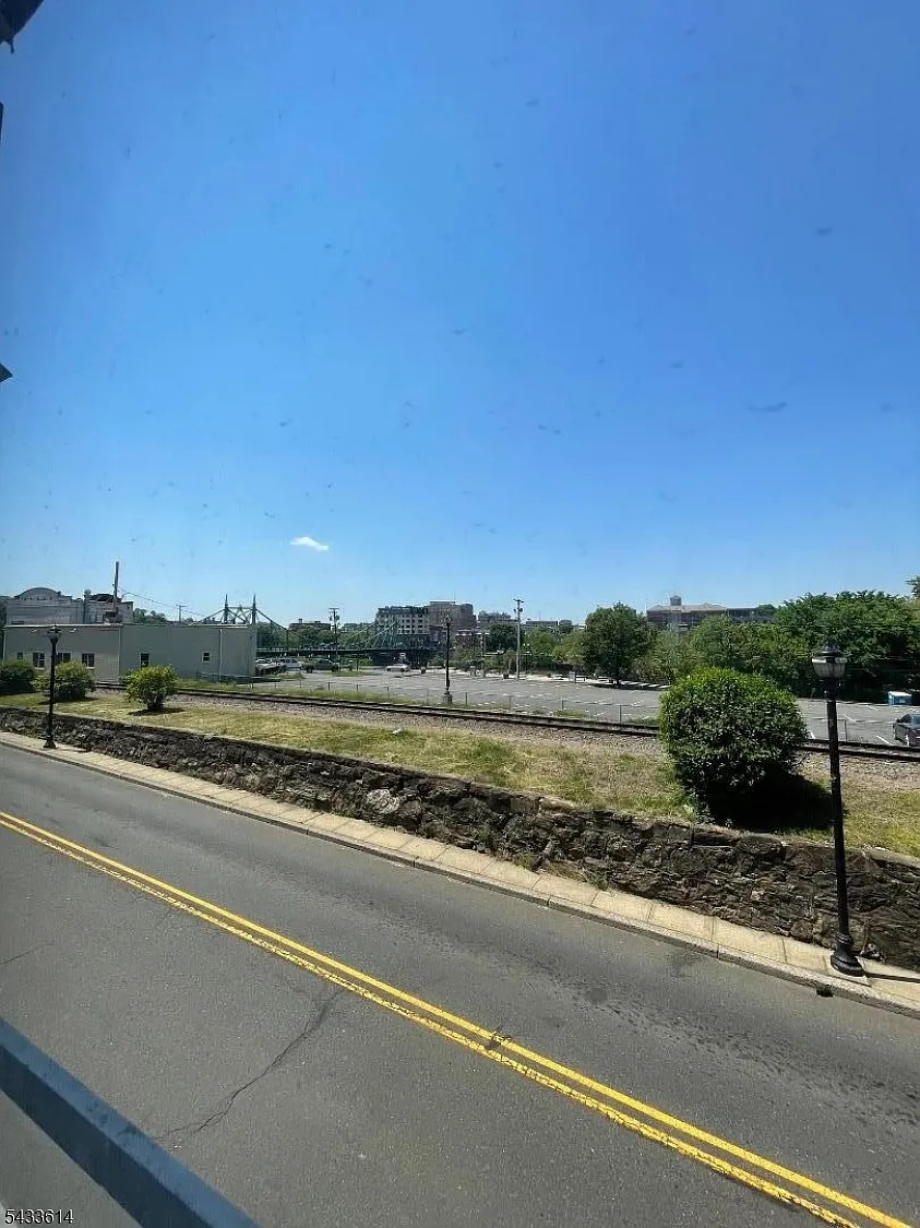 3 bed, 1.5 bath, $1,900 — Photo 2