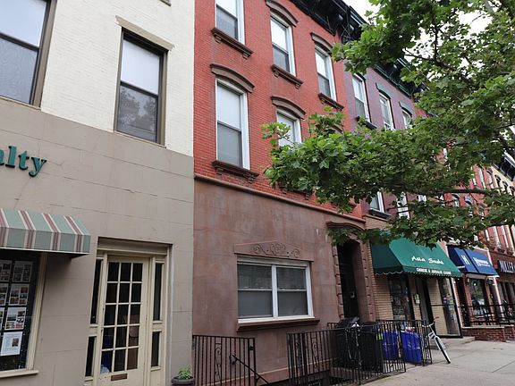 2nd image of 924 Washington St APT 3