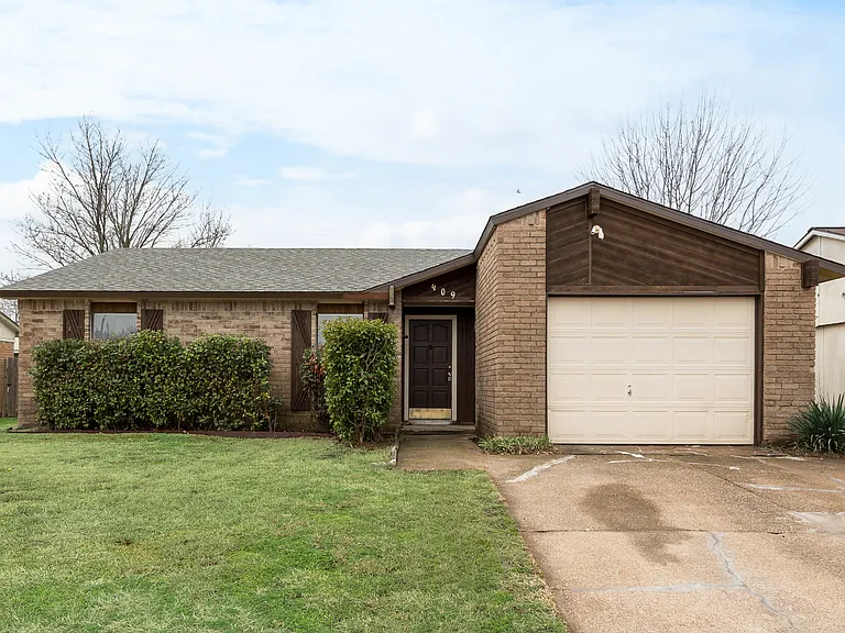 409 Forestwood Dr — Photo 1