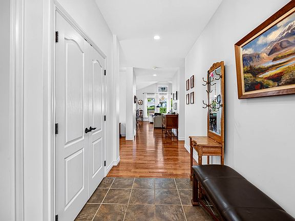 5th image of 531 Stoneridge Cres