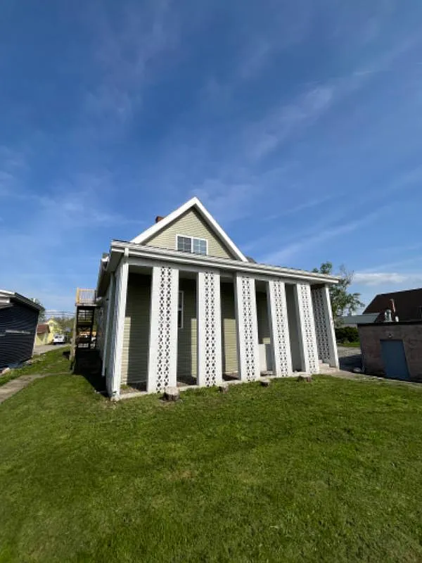 2 bed, $900 — Photo 1