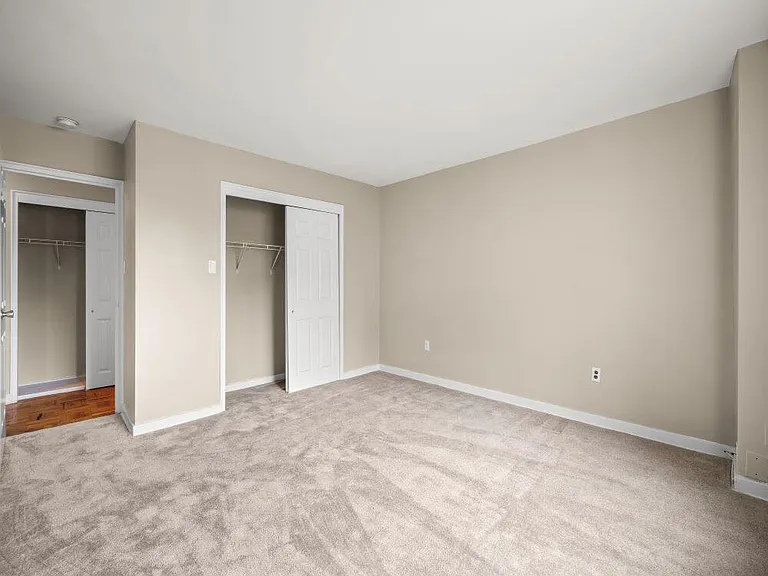 100-york-apartment-w305-8r