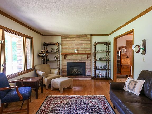 2nd image of 1410 Drury Ln