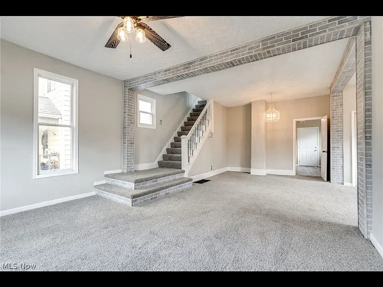 434 E Summit St — Photo 3