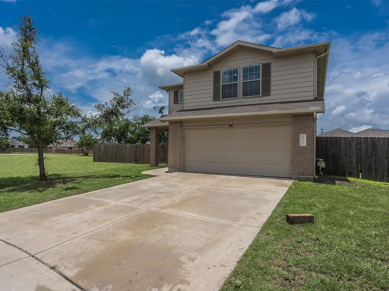 4 bed, 3.0 bath, 2209 sqft, $2,200 — Photo 2