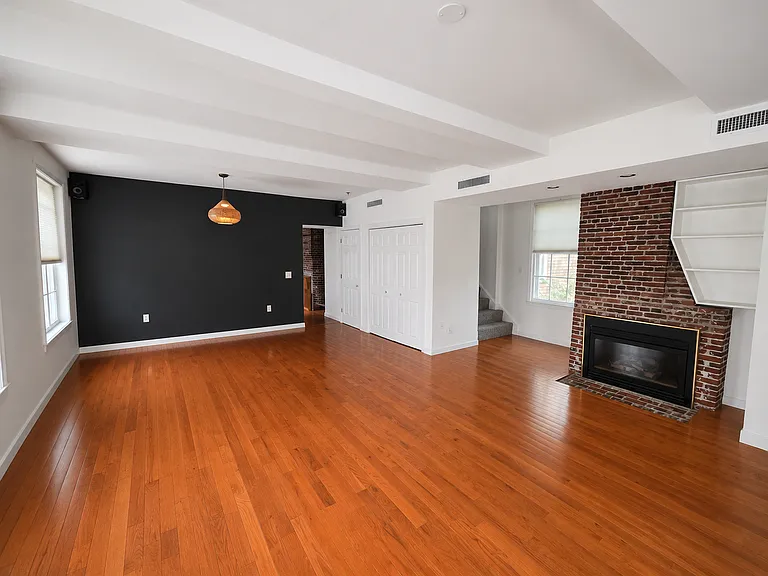 122 Washington St — Photo 4