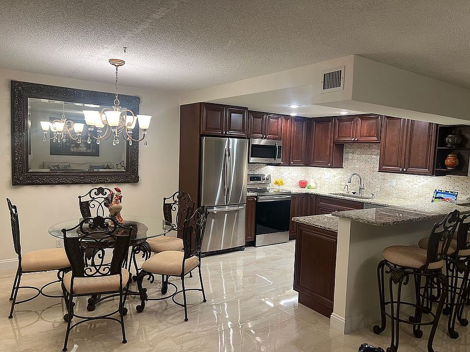 Kitchen with breakfast nook