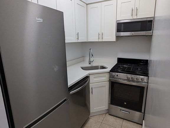 2nd image of 162 W 80th St
