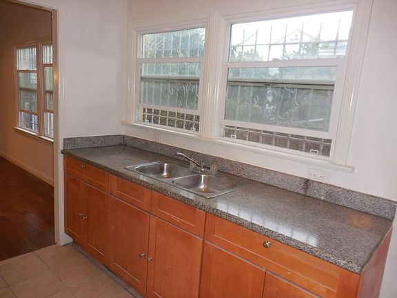 5th image of 1035 1/2 W 42nd Pl