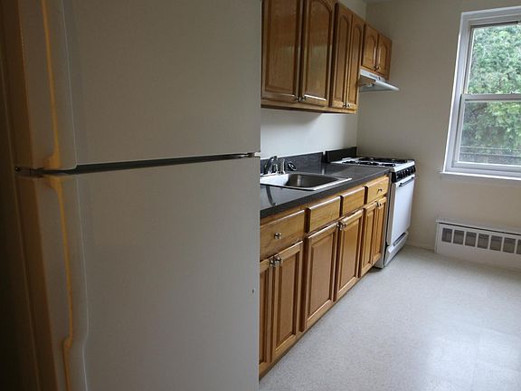 2nd image of 440 Warburton Ave APT 6L