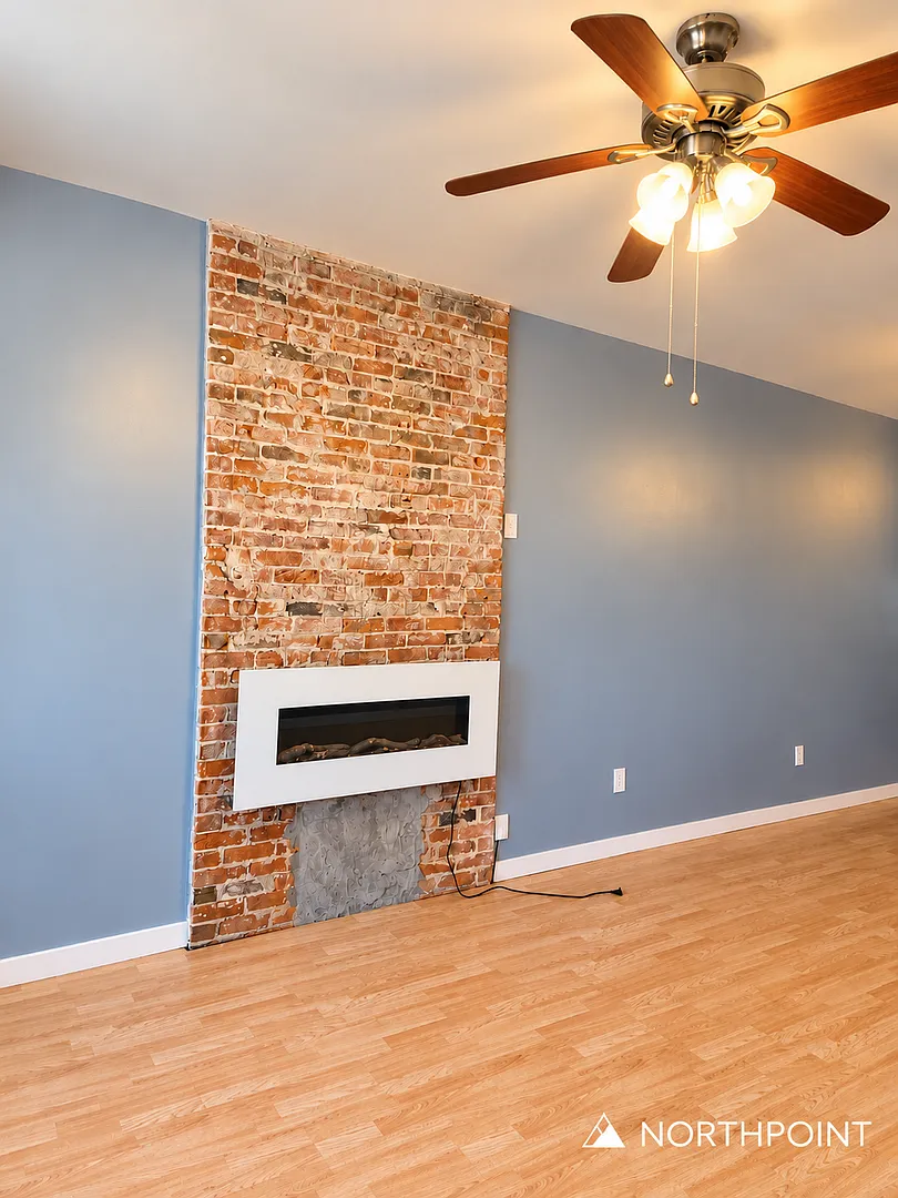 Charming 3 bed/2 bath Townhome with a private yard available for rent! — Photo 4