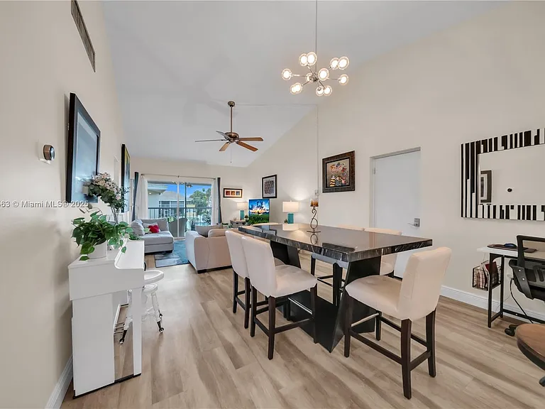 4613 SE 5th Ave #210 — Photo 8