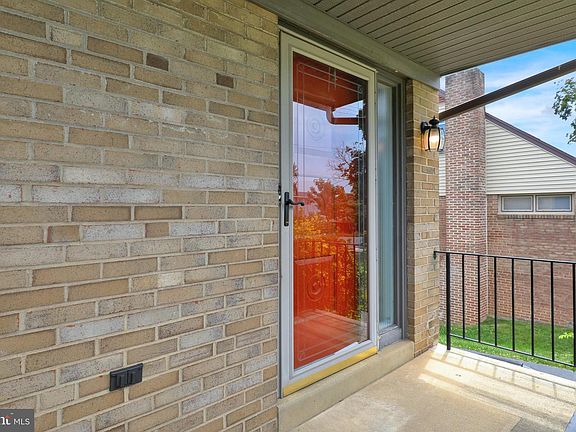 5th image of 205 W 38th St