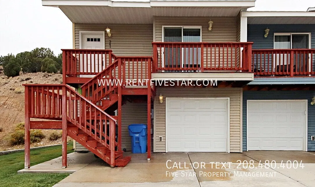 Beautiful End Unit Townhome With Primary Bedroom, En Suite Bathroom, and Private Deck! — Photo 1