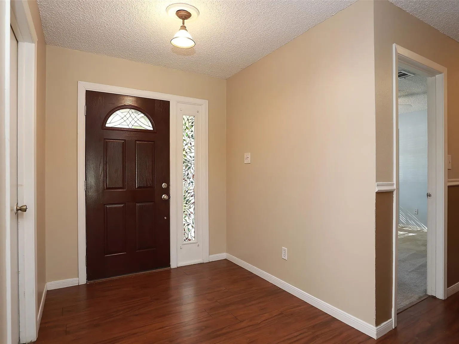 3 bed, 2.0 bath, 1374 sqft, $1,900 — Photo 2