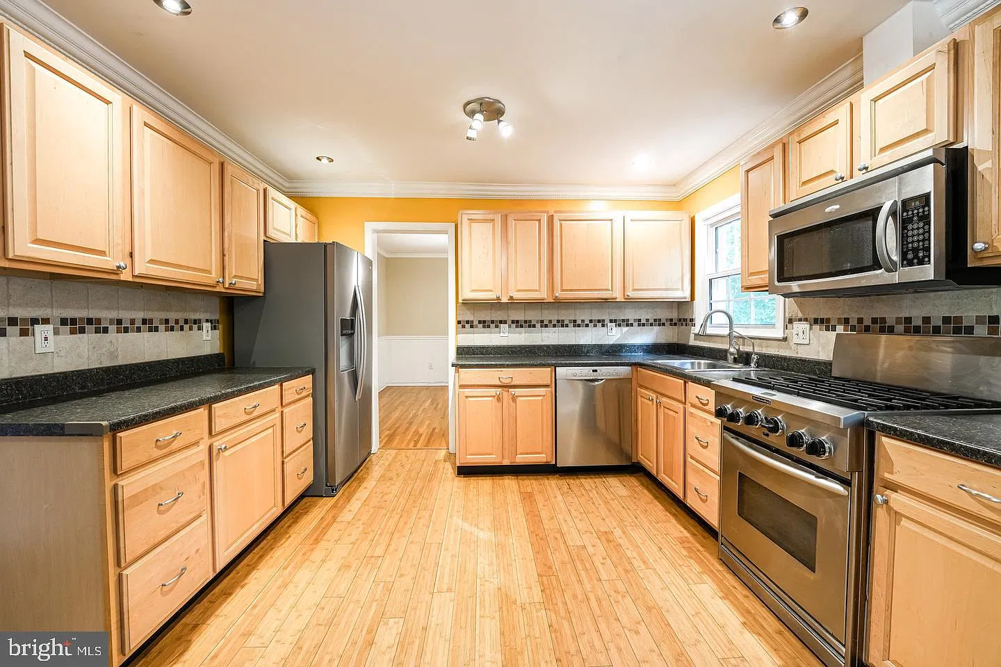 4 bed, 2.5 bath, 2467 sqft, $4,000 — Photo 4
