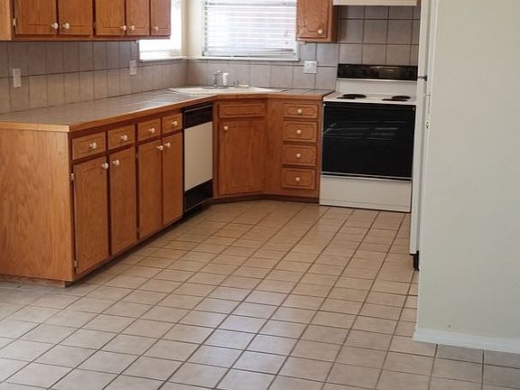 3rd image of 124 Lockwood Dr