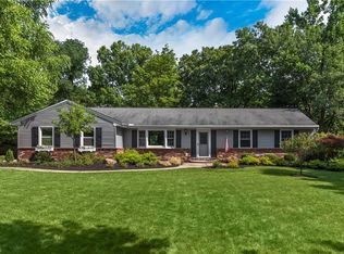 9005 Whitewood Rd, Brecksville, OH 44141