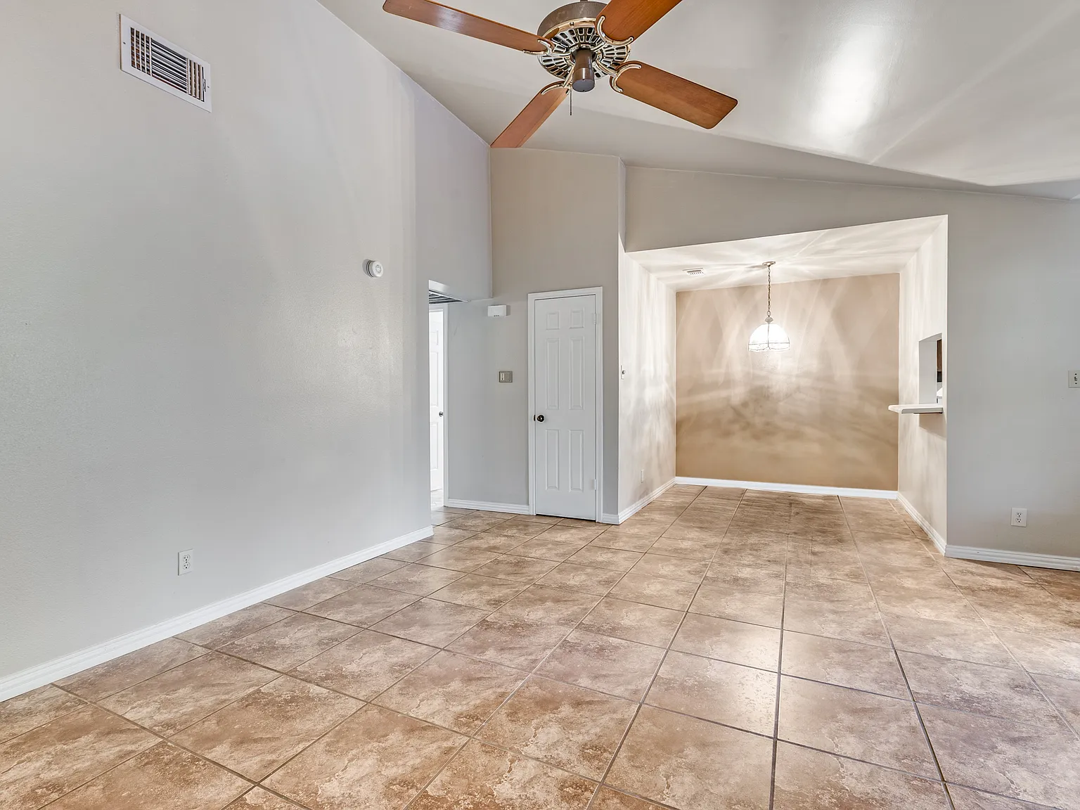 2 bed, 845 sqft, $1,100 — Photo 2