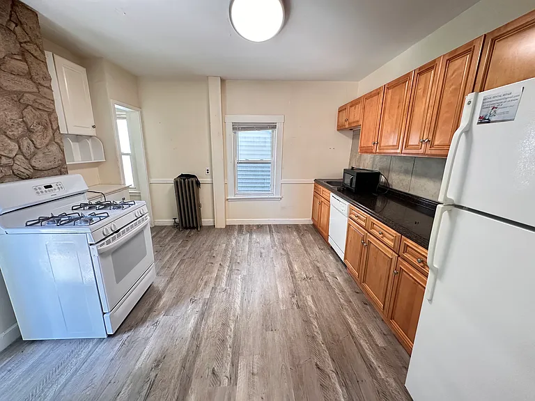 146 Pearl St #1R — Photo 1