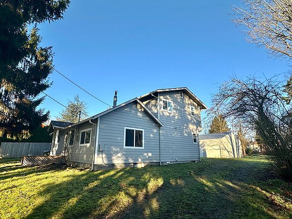 3rd image of 3012 Alderwood Ave