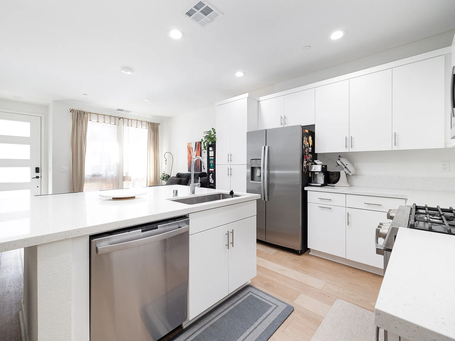 3 bed, 1301 sqft, $4,450 — Photo 3