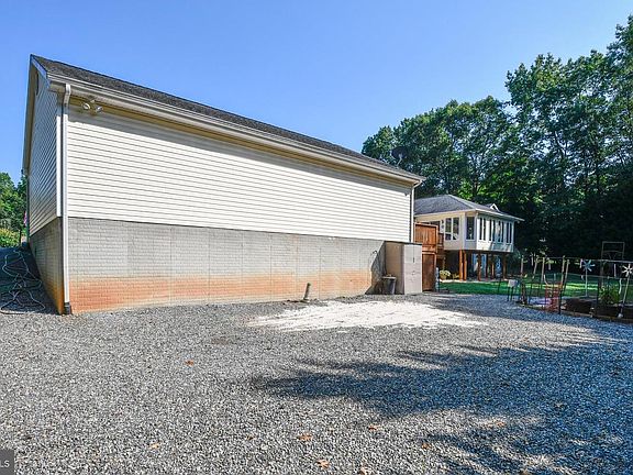 5th image of 306 Bernie Cir