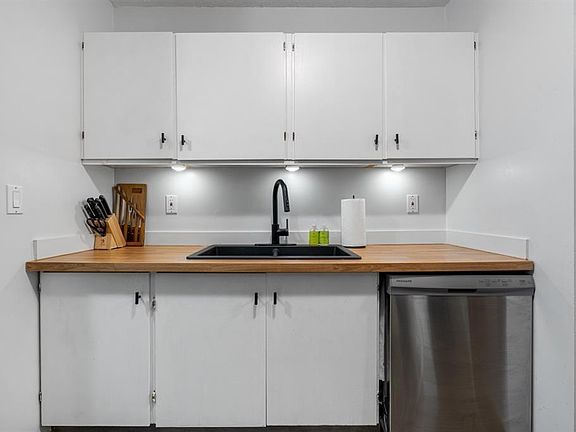 3rd image of 611 N 8th Ave NE #205
