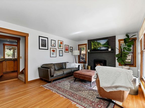 3rd image of 39 Spring Ln