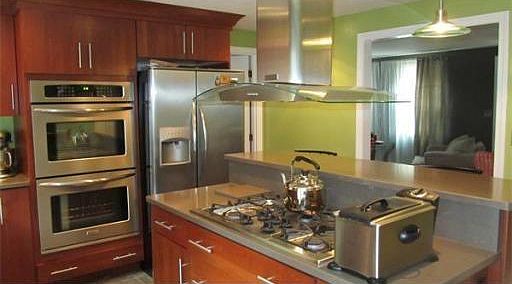 Updated kitchen, double ovens, stainless appliances