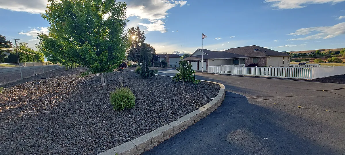 Building Photo - 10811 Tieton Dr
