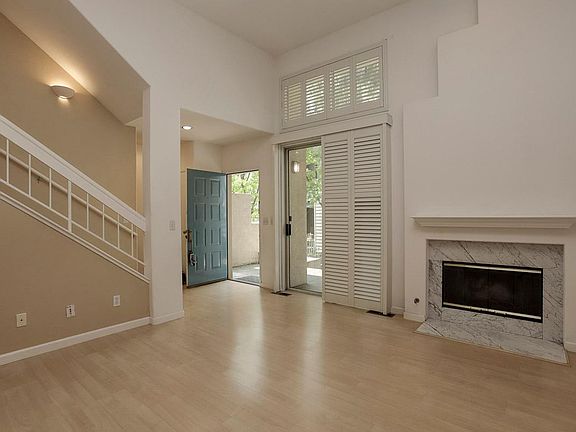 3rd image of 402 Galleria Dr APT 4