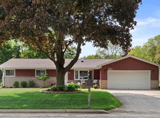 1015 N 121st St, Wauwatosa, WI 53226