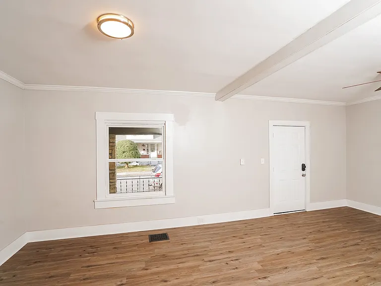 1033615_019_living_room_13299203.jpg