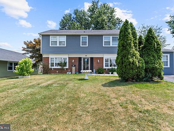 3rd image of 48 Medford Ln