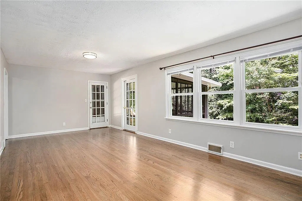 4 bed, 2.0 bath, 2720 sqft, $2,850 — Photo 4